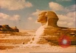 Standbild Sphinx guarding Khafre Pyramide Ägypten, 1951, aus Sekunde 33 historischem Filmmaterial Videoclip 65675064341
