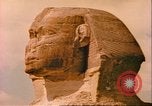 Standbild Sphinx guarding Khafre Pyramide Ägypten, 1951, aus Sekunde 36 historischem Filmmaterial Videoclip 65675064341
