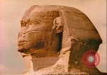 Standbild Sphinx guarding Khafre Pyramide Ägypten, 1951, aus Sekunde 37 historischem Filmmaterial Videoclip 65675064341