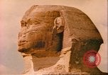 Standbild Sphinx guarding Khafre Pyramide Ägypten, 1951, aus Sekunde 38 historischem Filmmaterial Videoclip 65675064341