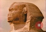 Standbild Sphinx guarding Khafre Pyramide Ägypten, 1951, aus Sekunde 39 historischem Filmmaterial Videoclip 65675064341