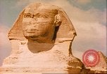Standbild Sphinx guarding Khafre Pyramide Ägypten, 1951, aus Sekunde 46 historischem Filmmaterial Videoclip 65675064341