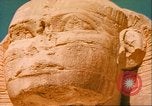 Standbild Sphinx guarding Khafre Pyramide Ägypten, 1951, aus Sekunde 47 historischem Filmmaterial Videoclip 65675064341