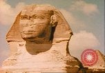 Standbild Sphinx guarding Khafre Pyramide Ägypten, 1951, aus Sekunde 49 historischem Filmmaterial Videoclip 65675064341