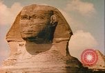 Standbild Sphinx guarding Khafre Pyramide Ägypten, 1951, aus Sekunde 52 historischem Filmmaterial Videoclip 65675064341