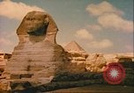 Standbild Sphinx guarding Khafre Pyramide Ägypten, 1951, aus Sekunde 53 historischem Filmmaterial Videoclip 65675064341