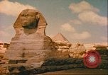 Standbild Sphinx guarding Khafre Pyramide Ägypten, 1951, aus Sekunde 54 historischem Filmmaterial Videoclip 65675064341