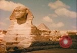 Standbild Sphinx guarding Khafre Pyramide Ägypten, 1951, aus Sekunde 56 historischem Filmmaterial Videoclip 65675064341
