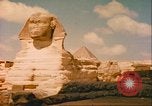 Standbild Sphinx guarding Khafre Pyramide Ägypten, 1951, aus Sekunde 57 historischem Filmmaterial Videoclip 65675064341