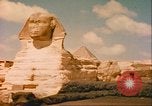 Standbild Sphinx guarding Khafre Pyramide Ägypten, 1951, aus Sekunde 58 historischem Filmmaterial Videoclip 65675064341