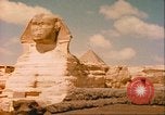 Standbild Sphinx guarding Khafre Pyramide Ägypten, 1951, aus Sekunde 59 historischem Filmmaterial Videoclip 65675064341