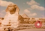 Standbild Sphinx guarding Khafre Pyramide Ägypten, 1951, aus Sekunde 61 historischem Filmmaterial Videoclip 65675064341