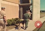 Standbild Marihuana Erkennung Hunde San Diego California USA, 1975, aus Sekunde 46 historischem Filmmaterial Videoclip 65675064377