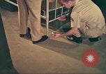Standbild Marihuana Erkennung Hunde San Diego California USA, 1975, aus Sekunde 50 historischem Filmmaterial Videoclip 65675064377