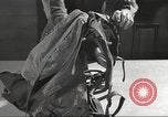 Standbild Skiausrüstung United States USA, 1942, aus Sekunde 47 historischem Filmmaterial Videoclip 65675064556