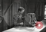 Immagine di Attrezzatura da sci United States USA, 1942, secondo 3 filmato di repertorio 65675064557