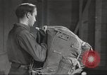 Immagine di Attrezzatura da sci United States USA, 1942, secondo 24 filmato di repertorio 65675064557