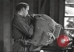 Immagine di Attrezzatura da sci United States USA, 1942, secondo 25 filmato di repertorio 65675064557