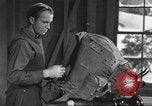 Immagine di Attrezzatura da sci United States USA, 1942, secondo 29 filmato di repertorio 65675064557