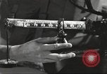 Immagine di Attrezzatura da sci United States USA, 1942, secondo 33 filmato di repertorio 65675064557