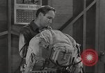 Immagine di Attrezzatura da sci United States USA, 1942, secondo 44 filmato di repertorio 65675064557