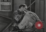 Immagine di Attrezzatura da sci United States USA, 1942, secondo 45 filmato di repertorio 65675064557