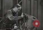 Immagine di Attrezzatura da sci United States USA, 1942, secondo 46 filmato di repertorio 65675064557