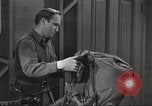 Immagine di Attrezzatura da sci United States USA, 1942, secondo 47 filmato di repertorio 65675064557