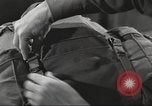 Immagine di Attrezzatura da sci United States USA, 1942, secondo 53 filmato di repertorio 65675064557