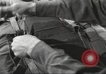 Immagine di Attrezzatura da sci United States USA, 1942, secondo 57 filmato di repertorio 65675064557