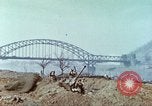 Immagine di Soldati statunitensi Remagen Germania, 1945, secondo 8 filmato di repertorio 65675064564