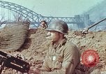 Immagine di Soldati statunitensi Remagen Germania, 1945, secondo 24 filmato di repertorio 65675064564