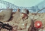 Immagine di Soldati statunitensi Remagen Germania, 1945, secondo 25 filmato di repertorio 65675064564