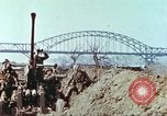 Immagine di Soldati statunitensi Remagen Germania, 1945, secondo 57 filmato di repertorio 65675064564