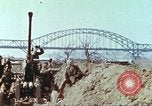 Immagine di Soldati statunitensi Remagen Germania, 1945, secondo 59 filmato di repertorio 65675064564