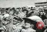 Standbild Queen Elizabeth Surrey England, 1956, aus Sekunde 9 historischem Filmmaterial Videoclip 65675064628