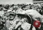 Standbild Queen Elizabeth Surrey England, 1956, aus Sekunde 11 historischem Filmmaterial Videoclip 65675064628