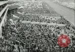 Standbild Queen Elizabeth Surrey England, 1956, aus Sekunde 16 historischem Filmmaterial Videoclip 65675064628