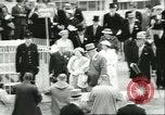 Standbild Queen Elizabeth Surrey England, 1956, aus Sekunde 19 historischem Filmmaterial Videoclip 65675064628
