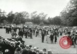 Standbild Queen Elizabeth Surrey England, 1956, aus Sekunde 23 historischem Filmmaterial Videoclip 65675064628