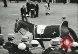 Standbild Queen Elizabeth Surrey England, 1956, aus Sekunde 26 historischem Filmmaterial Videoclip 65675064628