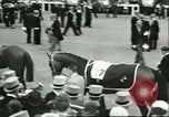 Standbild Queen Elizabeth Surrey England, 1956, aus Sekunde 27 historischem Filmmaterial Videoclip 65675064628