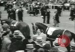 Standbild Queen Elizabeth Surrey England, 1956, aus Sekunde 28 historischem Filmmaterial Videoclip 65675064628