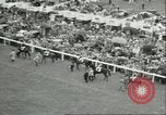 Standbild Queen Elizabeth Surrey England, 1956, aus Sekunde 30 historischem Filmmaterial Videoclip 65675064628