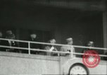 Standbild Queen Elizabeth Surrey England, 1956, aus Sekunde 39 historischem Filmmaterial Videoclip 65675064628