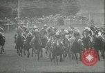 Standbild Queen Elizabeth Surrey England, 1956, aus Sekunde 46 historischem Filmmaterial Videoclip 65675064628