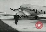 Standbild Ungarische Schüler entführten Flugzeug Deutschland, 1956, aus Sekunde 19 historischem Filmmaterial Videoclip 65675064630