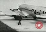 Standbild Ungarische Schüler entführten Flugzeug Deutschland, 1956, aus Sekunde 20 historischem Filmmaterial Videoclip 65675064630
