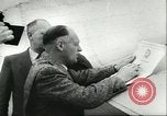Standbild Ungarische Schüler entführten Flugzeug Deutschland, 1956, aus Sekunde 42 historischem Filmmaterial Videoclip 65675064630