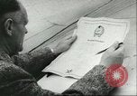 Standbild Ungarische Schüler entführten Flugzeug Deutschland, 1956, aus Sekunde 45 historischem Filmmaterial Videoclip 65675064630